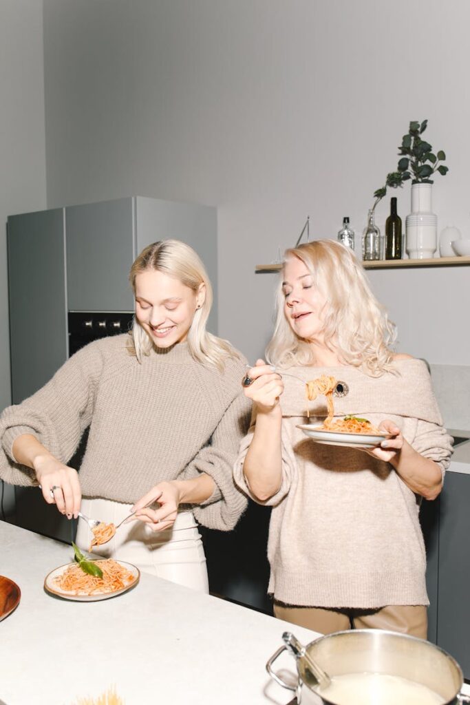madre e figlia mangiano la pasta