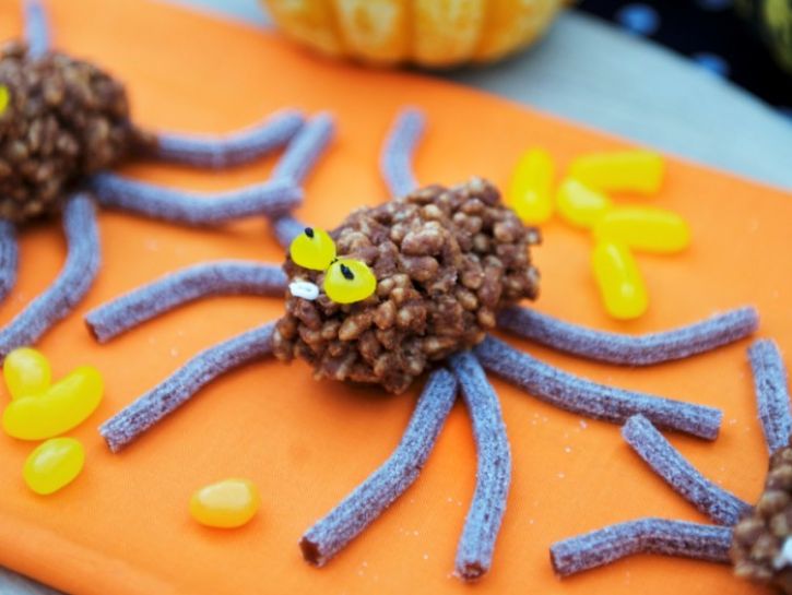 Dolcetti di riso soffiato come ragni di Halloween