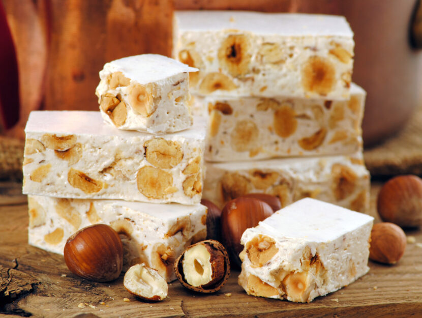 Come fare il torrone classico o al cioccolato