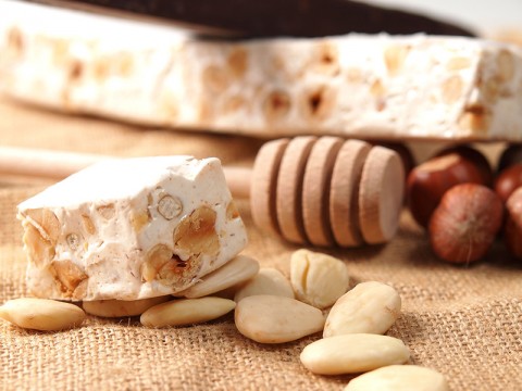 Come fare il torrone classico o al cioccolato