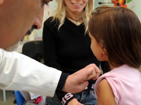 Vaccinare i bambini: sì o no?