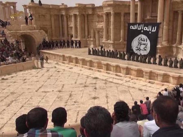 Isis Palmira Siria anfiteatro bandiera nera