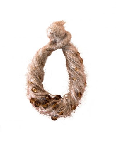 COME FARE LA SCIARPA A COLLANA Occorrente: lana mohair nei colori beige chiaro, burro, nocciola