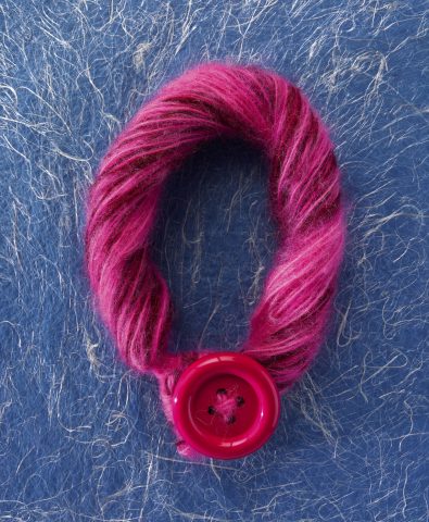 SCIARPA DI LANA ROSA CON BOTTONE L'occorrente per realizzare un'estrosa sciarpa di lana: lana