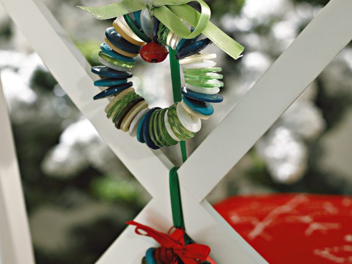 Decorazioni di Natale: fai da te piccole ghirlande di bottoni