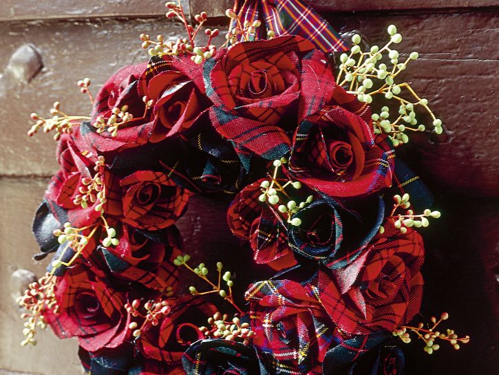 Fai da te ghirlanda di stoffa con le rose