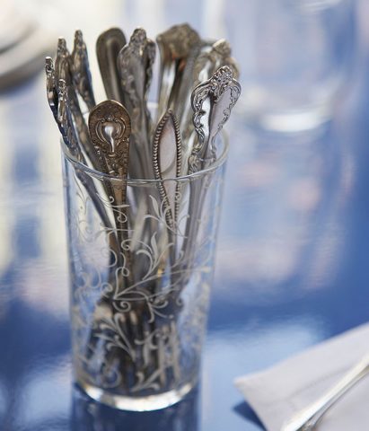 Posate d'argento e oggetti d'arredo risplenderanno con il bicarbonato! Come si usa:Strofinate le su