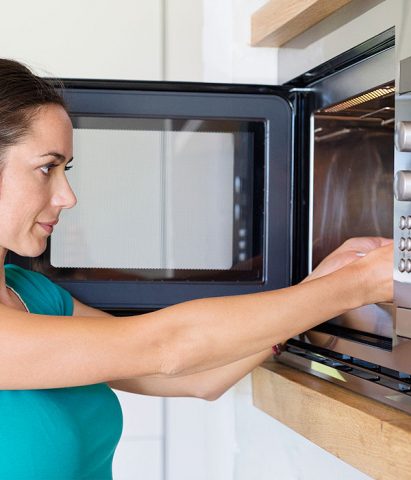 Per eliminare le tracce di unto e grasso nel forno spesso si pensa che sia indispensabile usare pro