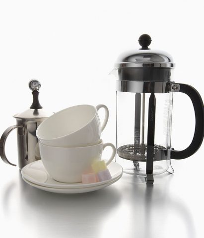 Dopo un lungo utilizzo teiere, caffettiere e tazze sono macchiate da antiestetici aloni. Grazie all