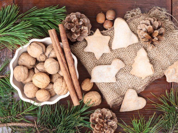 Biscotti, noci e cannella per la tavola di Natale
