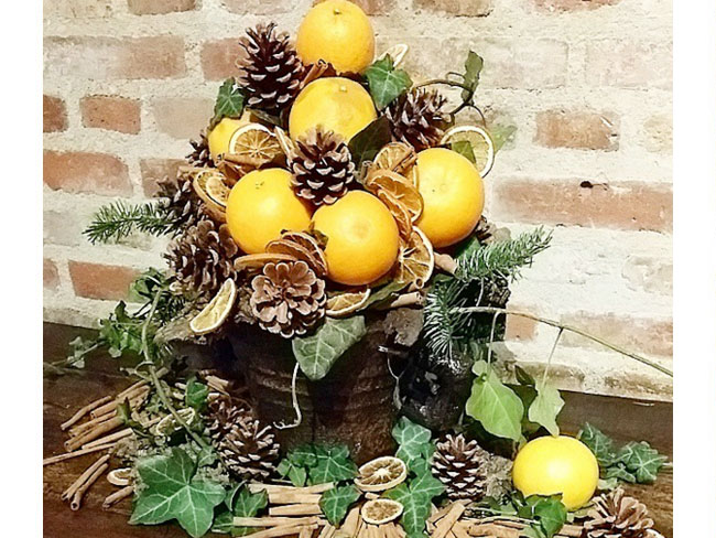 Albero di Natale con arance e pigne