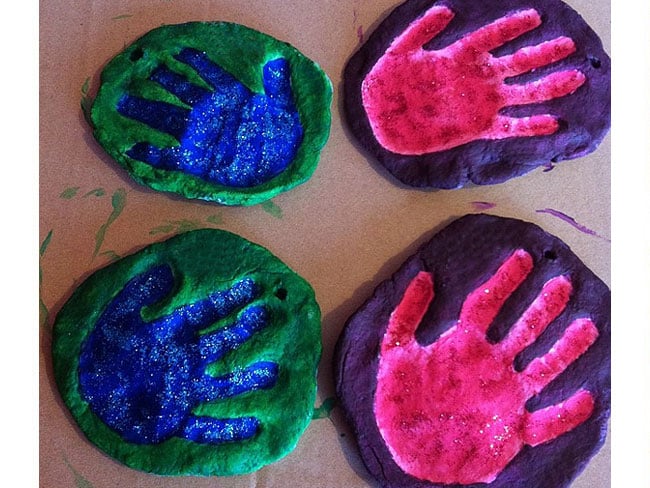 Un lavoretto di Natale da fare con il das e le tempere colorate: su una base tonda fai fare le impro