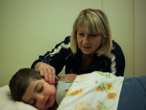 Natalina, il bacio della buona notte quando mamma e papà sono lontani