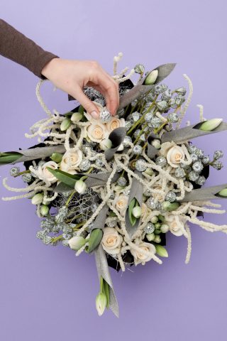 COSA TI SERVE?Per realizzare il centrotavola delle feste color argento procurati un mazzo di amarant