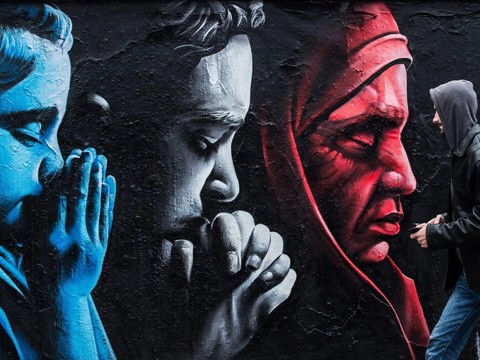 Un graffito per ricordare le vittime di Parigi