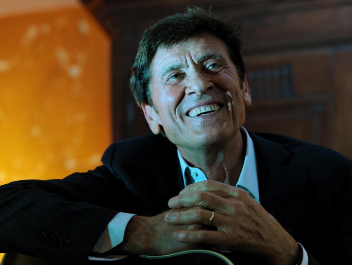 Gianni Morandi: dopo la polemica su Facebook, ci piace sempre di più