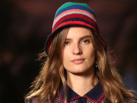 E sopra tutto, un cappello: lo chic è assicurato!