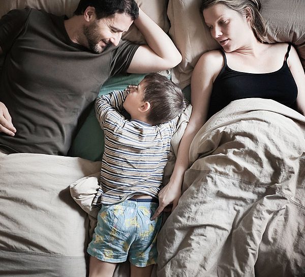 Dormire nel lettone: sì o no?
