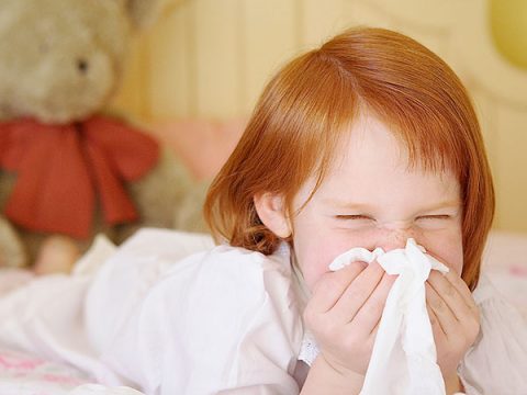 Bambini e influenza: come evitare il contagio in casa