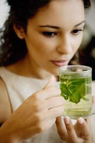 Lo stress può essere affrontato anche con rimedi naturali. Le soluzioni sono varie, si va dalla fit