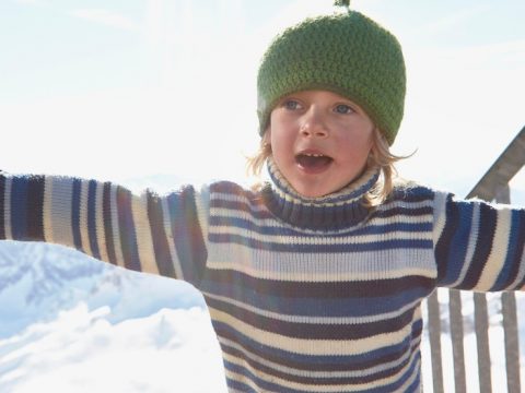 Far giocare i bambini all'aperto in inverno fa bene alla salute