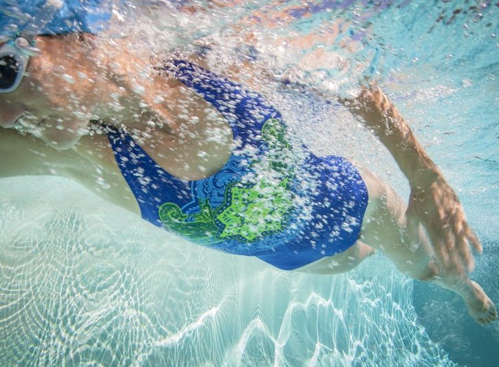 Nuoto, anche a delfino