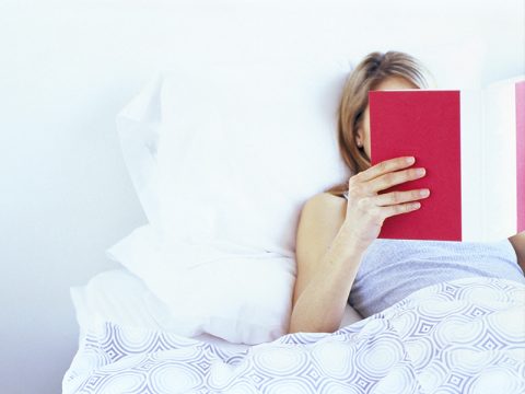 Leggere prima di dormire fa bene: ecco perché
