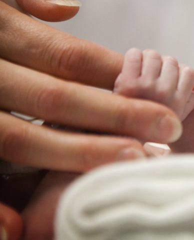 Dolcezza rassicurante per tutti e dueIl momento del post-parto è sempre delicatissimo: in questa fa