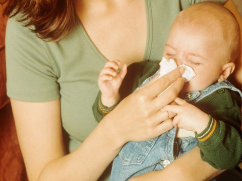 Quando il neonato ha il raffreddore: come curarlo