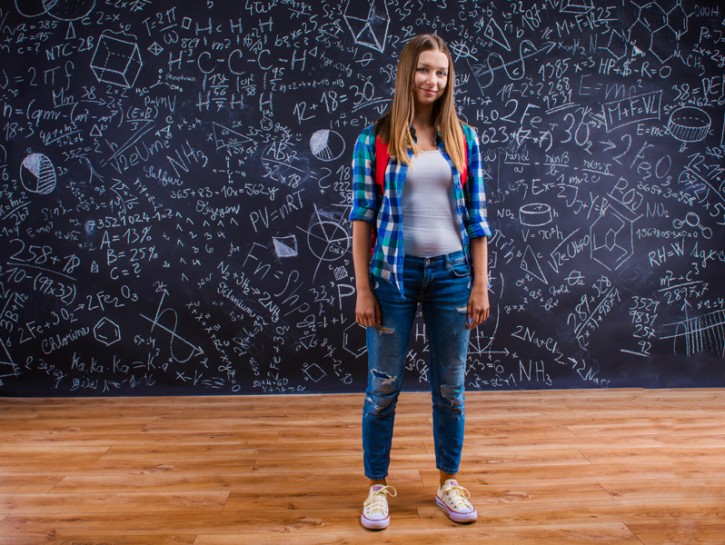 Jeans strappati a scuola: sì o no?
