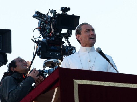 L'affascinante Jude Law è il Papa giovane nel film di Paolo Sorrentino