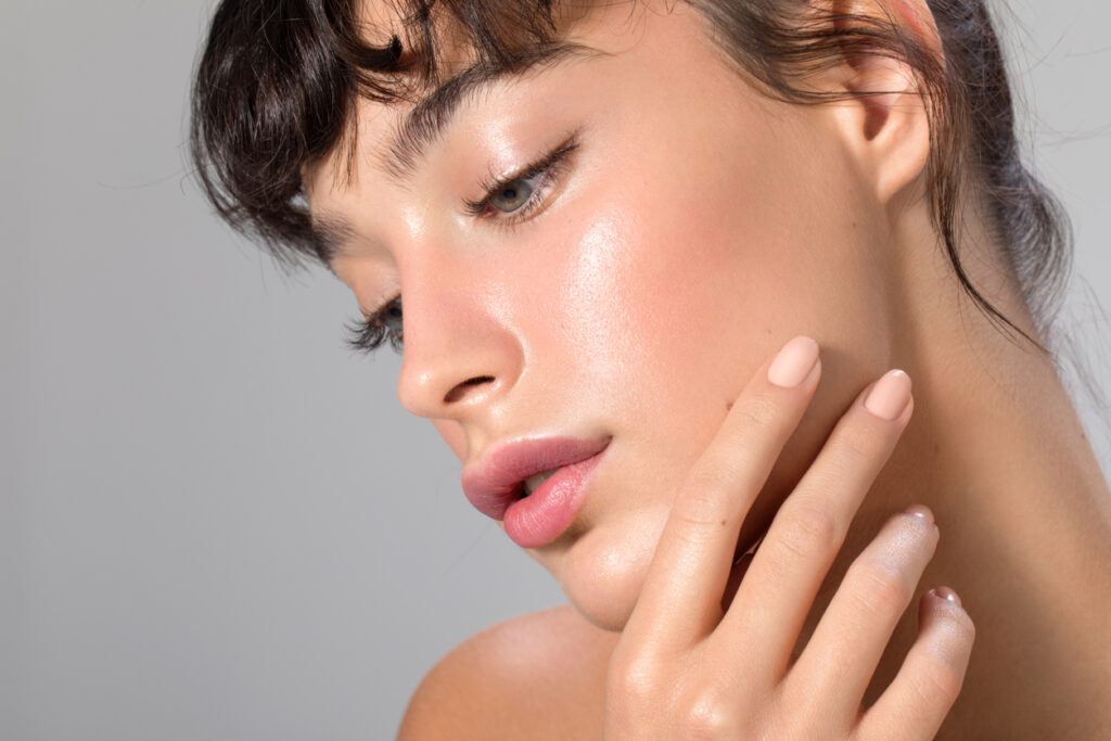 Giovane donna con viso pulito e curato