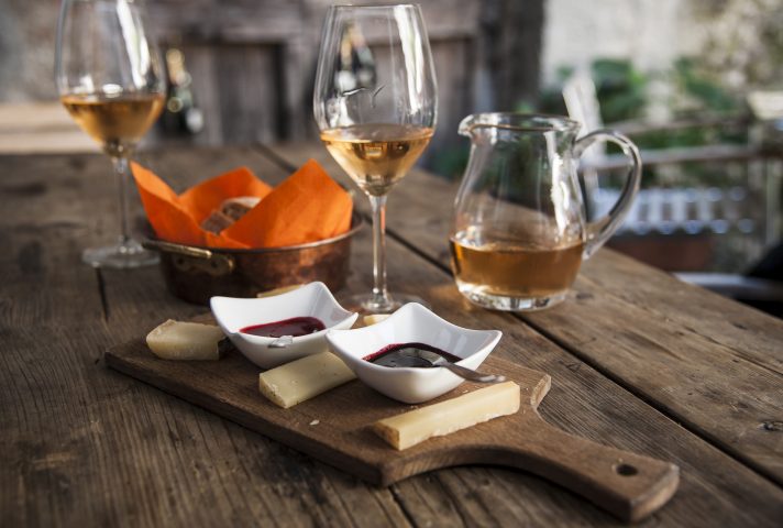 LEGNO IN CUCINASe desideri pulire in profondità le sedie in legno della cucina utilizza acqua tiepi