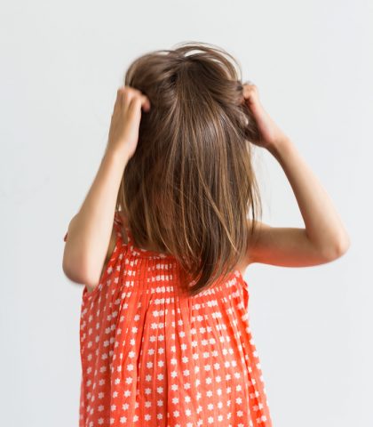PediculosiChi ha figli in età prescolare e scolare lo sa: i pidocchi non hanno pietà, neanche dell
