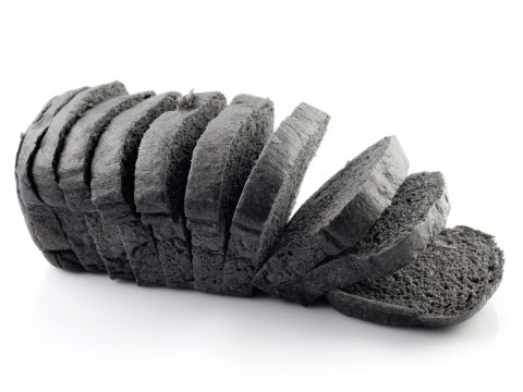 Pane al carbone vegetale: (reali) benefici per linea e salute?