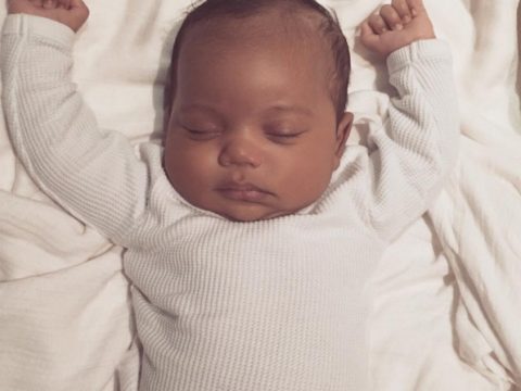 Kim Kardashian presenta il figlio Saint al mondo