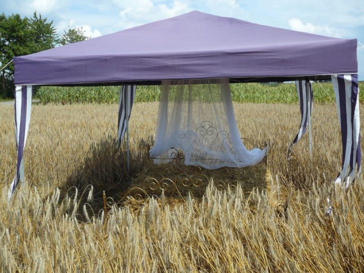 Bett im Kornfeld