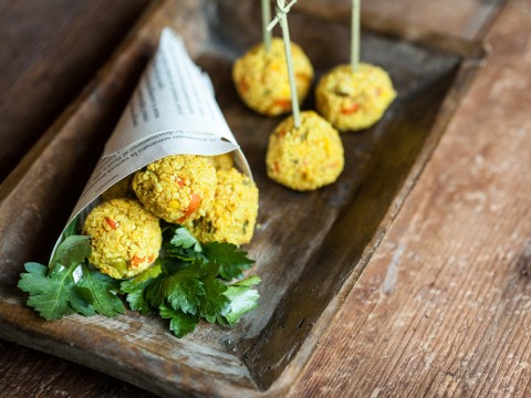 Polpettine di cous cous con verdure e curcuma