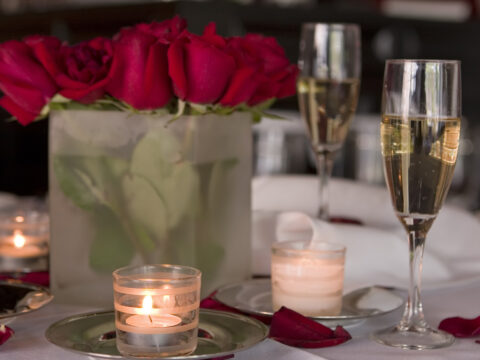 5 centrotavola con i fiori per la tavola di San Valentino