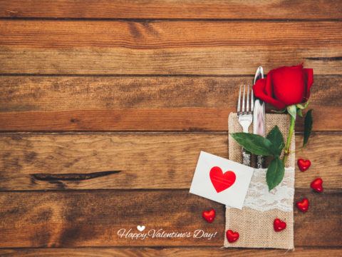 5 centrotavola con i fiori per la tavola di San Valentino
