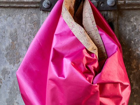 Furoshiki: l'arte del riciclo creativo con i foulard