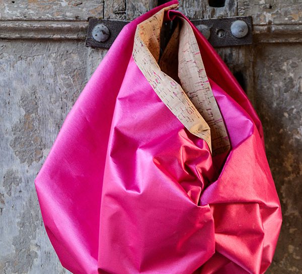 Furoshiki: l'arte del riciclo creativo con i foulard