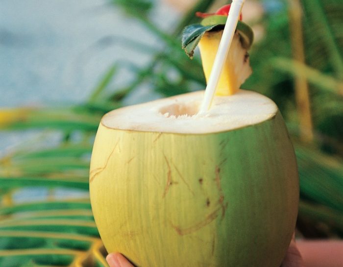 Bevi acqua di cocco come le star