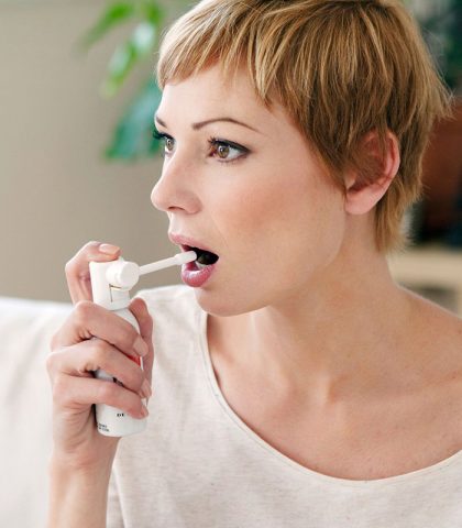L’aria secca peggiora il disturbo. Umidificare la stanza, fare una doccia calda respirando il vapo
