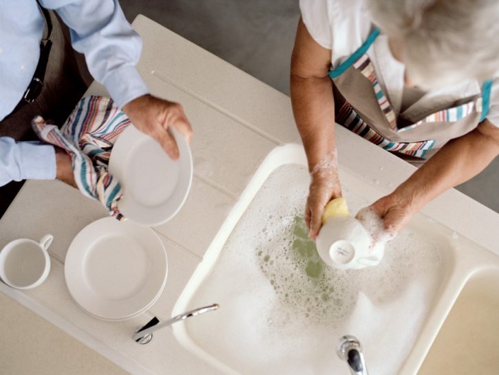 COME LAVI I PIATTI?Il metodo migliorare per utilizzare meno acqua quando laviamo i piatti consiste n