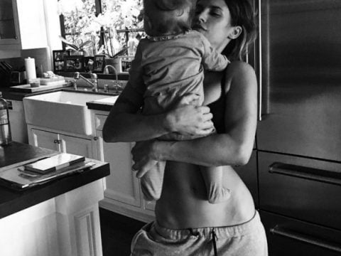 Elisabetta Canalis: mamma in formissima con la piccola Skyler