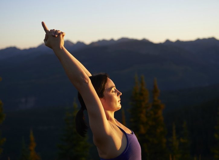 donna respirazione yoga