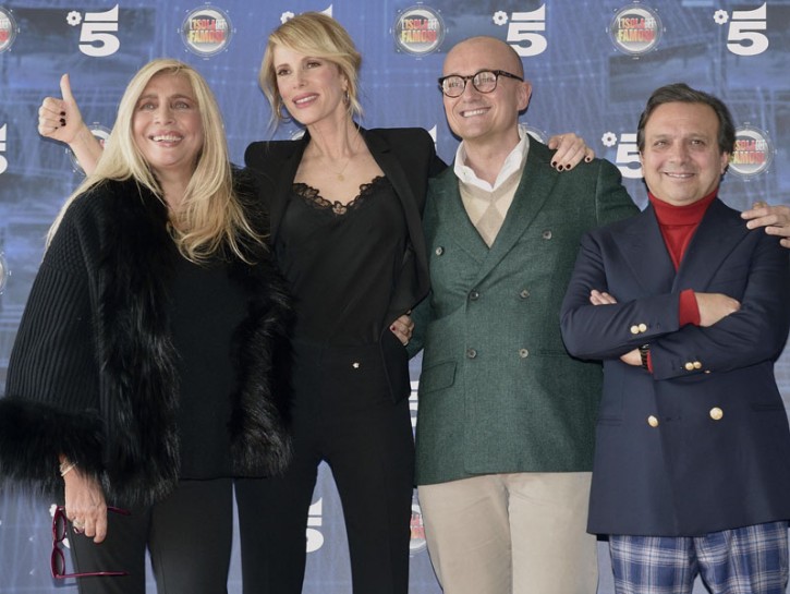 Isola dei famosi 2016, con Simona Ventura e i nudi integrali