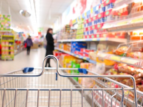 La nuova legge sugli sprechi alimentari: supermercati, etichette e data di scadenza dei cibi
