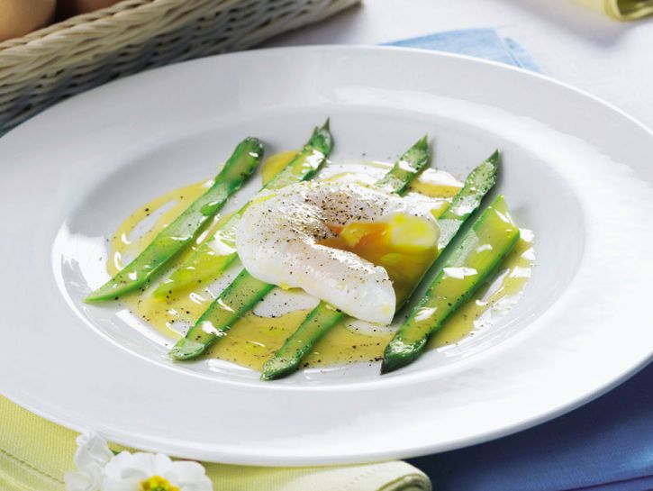 Uovo affogato con asparagi e passion fruit